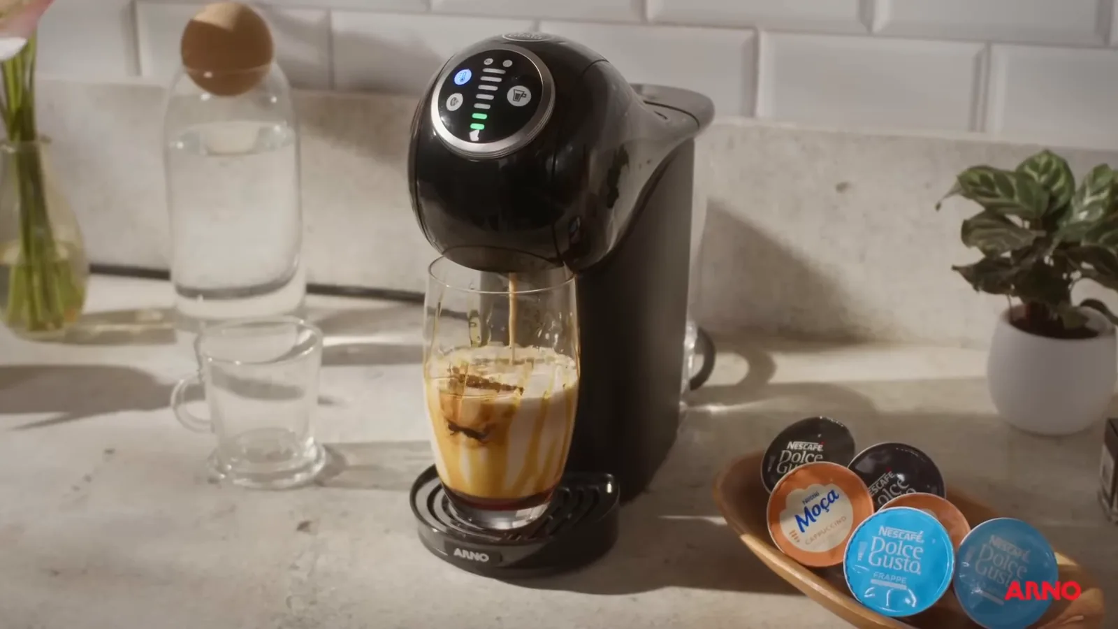 Cafeteira Arno Genio S Plus preparando café gelado em copo alto