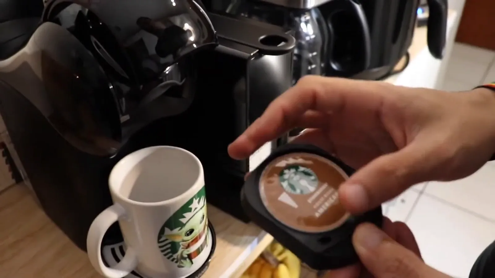 Encaixe da cápsula no suporte removível da cafeteira