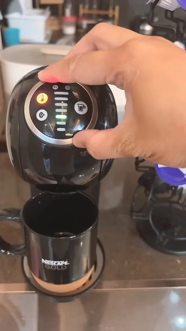 Ajustando o nível da bebida no painel da cafeteira Genio S