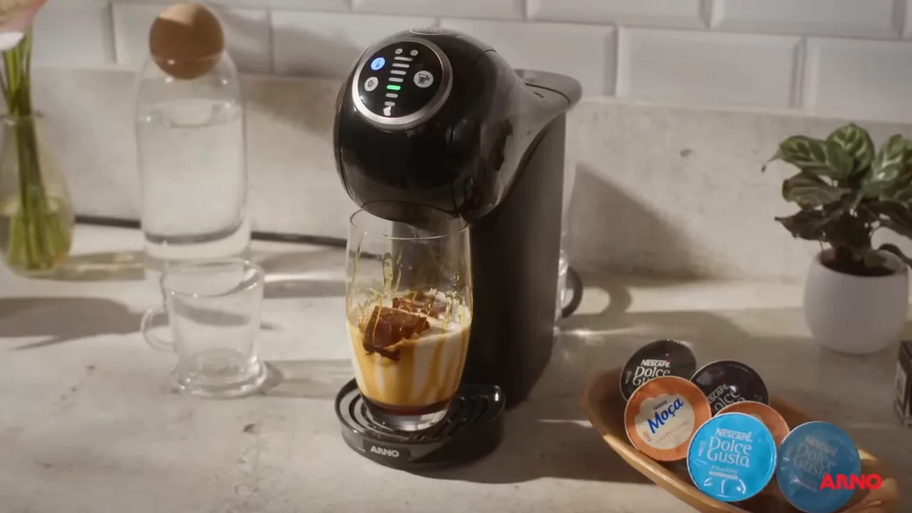 Cafeteira Genio S Plus preparando bebida gelada em copo longo