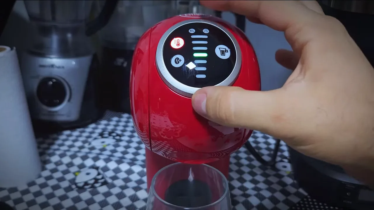 Configurando o nível de água pelo anel giratório da cafeteira