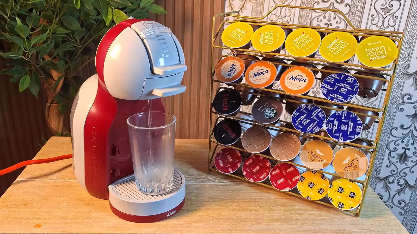 Cafeteira Arno Mini Me realizando a extração de água no copo