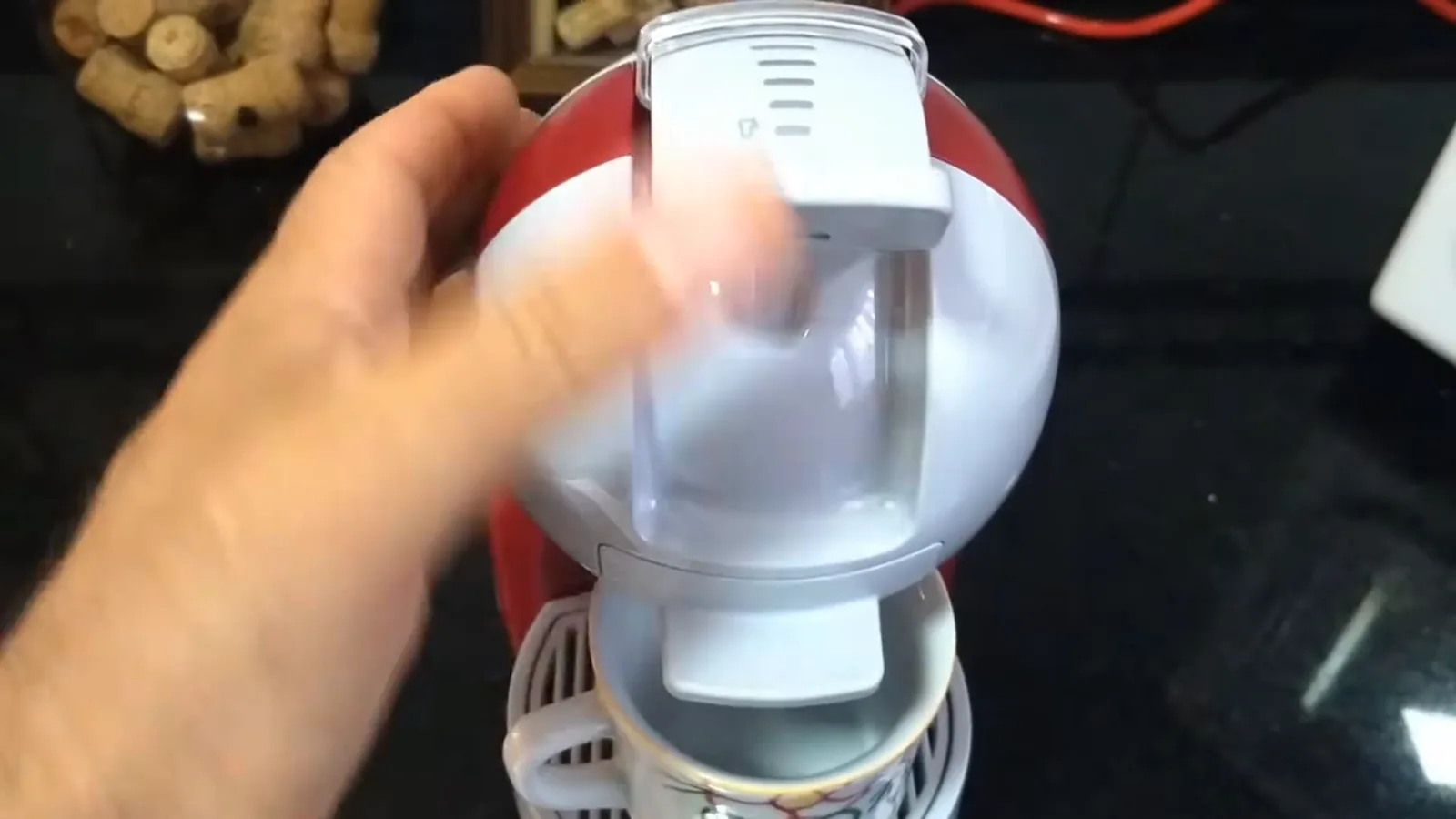 Travamento do porta-cápsulas na cafeteira Arno Dolce Gusto Mini Me