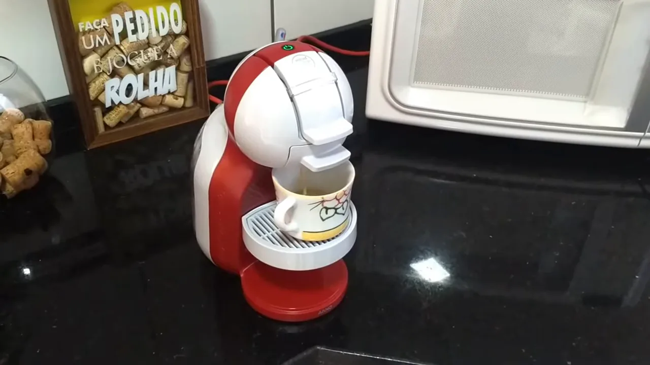 Cafeteira Dolce Gusto Mini Me realizando a extração de café
