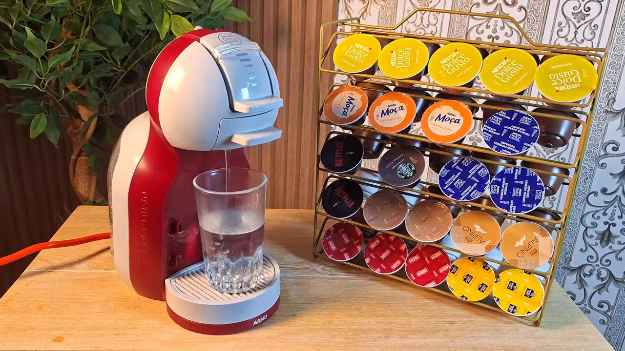 Cafeteira Dolce Gusto Mini Me dispensando água continuamente no copo