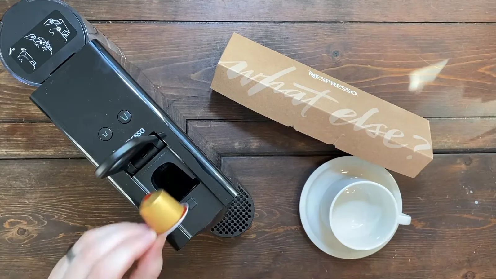 Inserção da cápsula de café na cafeteira Nespresso Essenza Mini