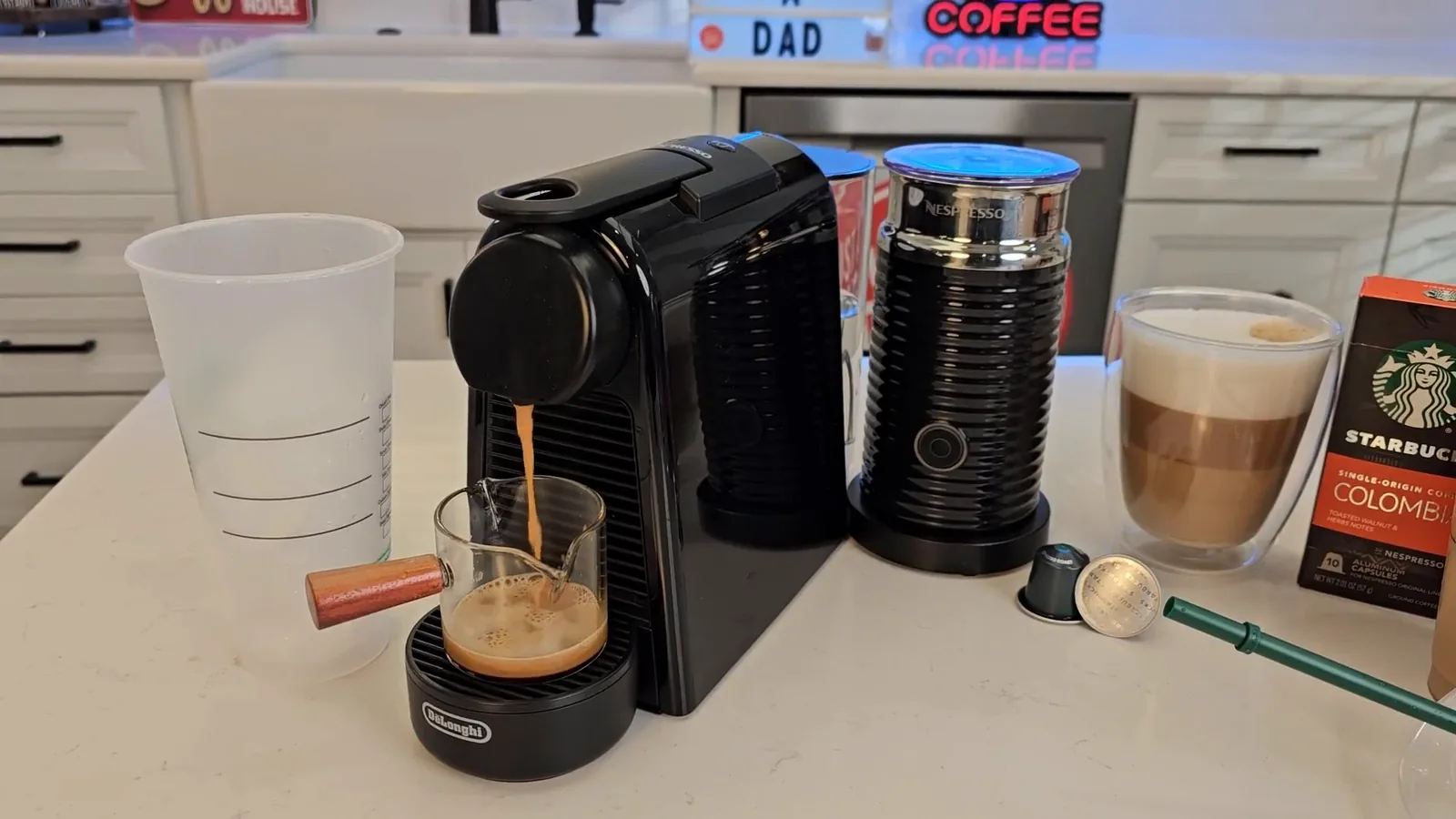Cafeteira Nespresso Essenza Mini extraindo dose de café espresso na xícara