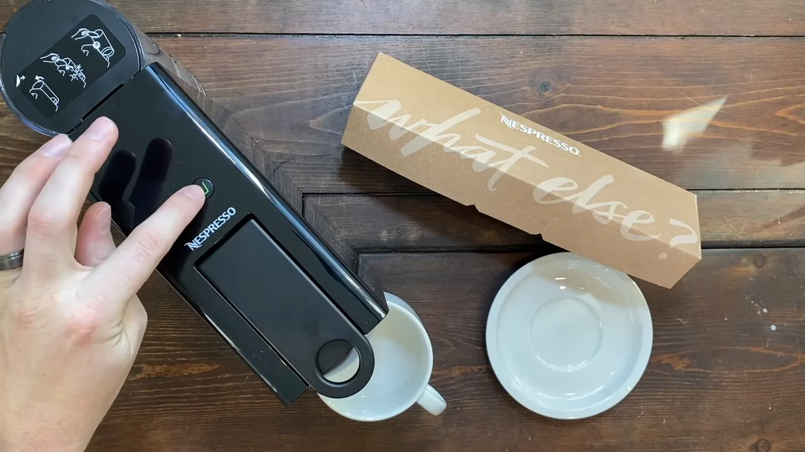 Seleção do volume de café nos botões da Nespresso Essenza Mini