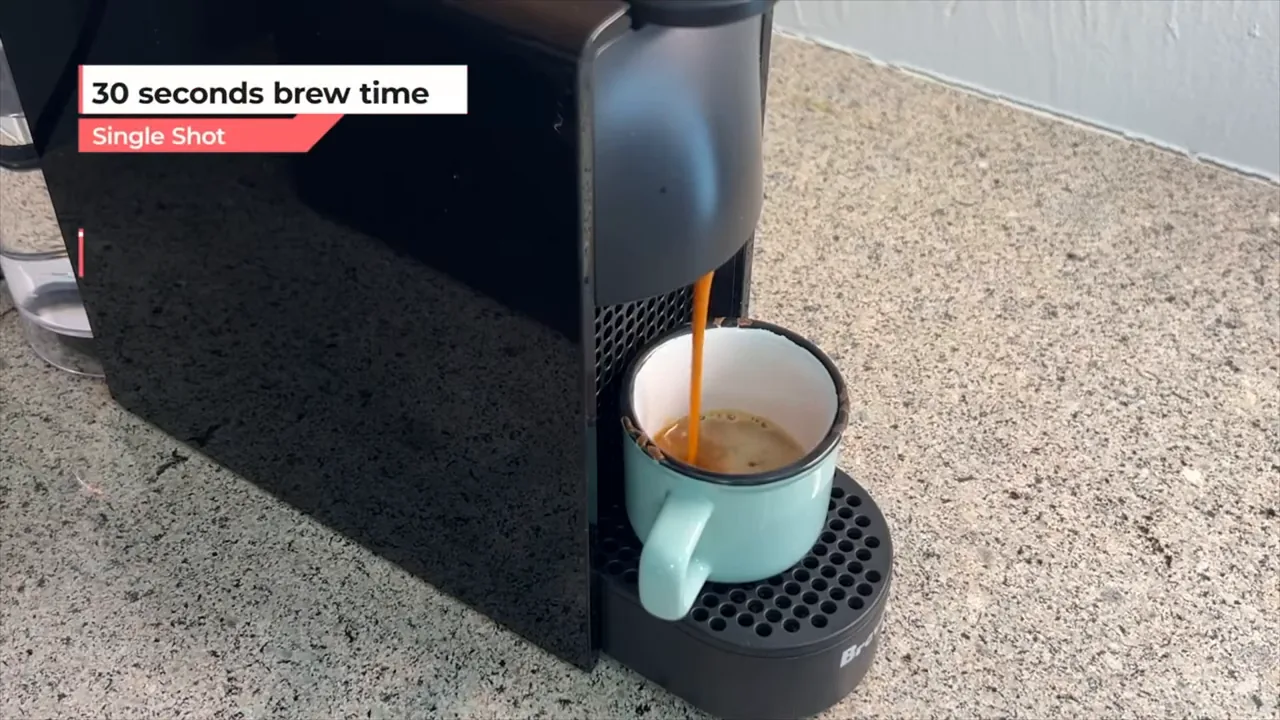 Cafeteira Nespresso preparando café espresso diretamente na xícara pequena