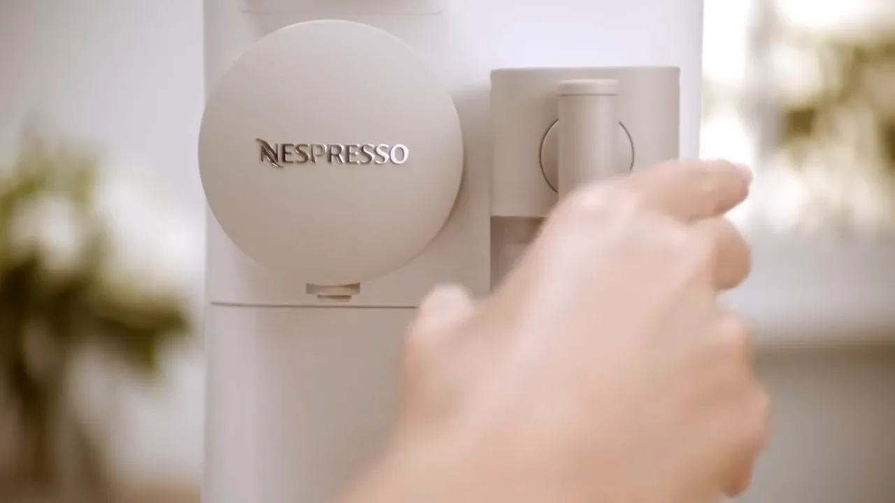 Encaixe do reservatório de leite fresco na Nespresso Lattissima One