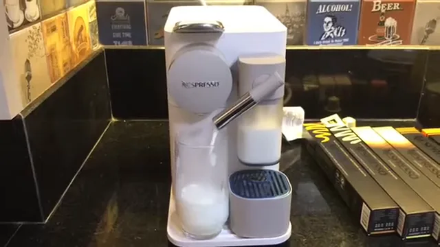 Cafeteira vaporizando leite fresco direto no copo com sistema integrado