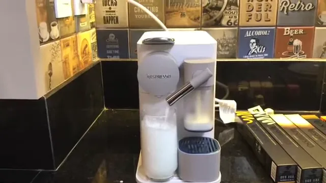 Copo sendo preenchido com espuma densa de leite na cafeteira