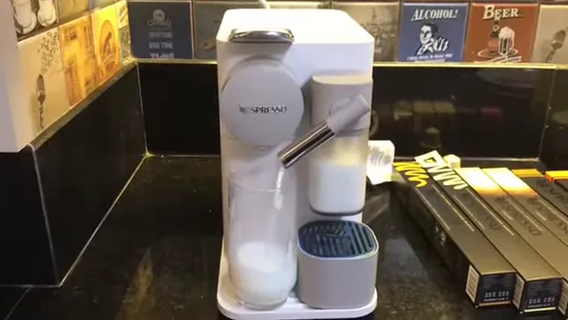 Vaporização automática de leite fresco diretamente no copo pela cafeteira