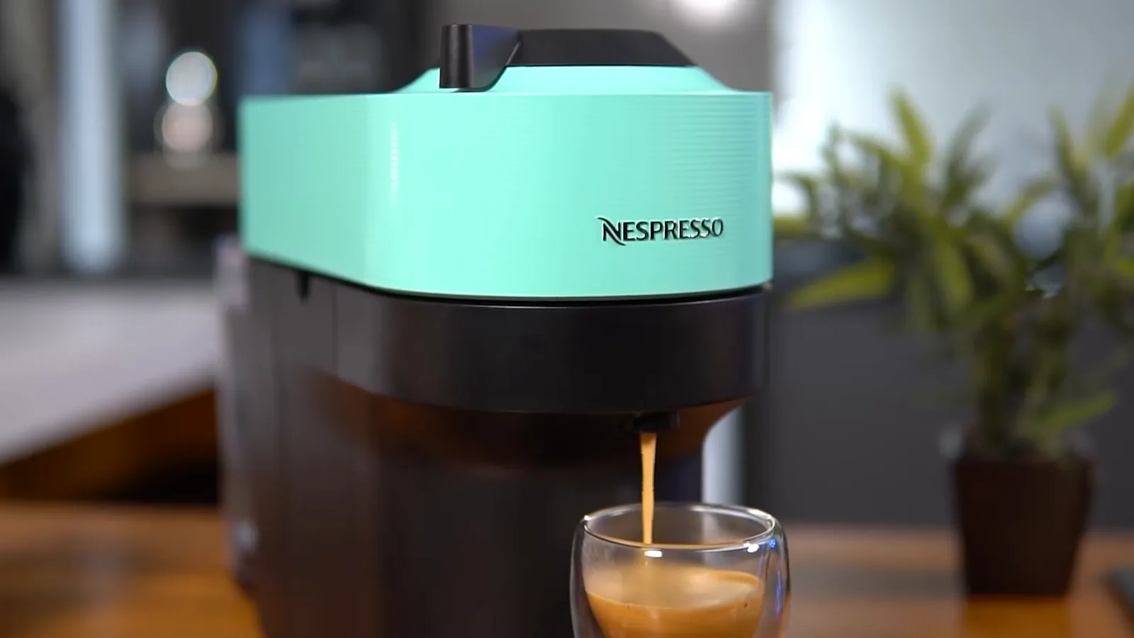 Máquina Vertuo Pop preparando café com camada de crema