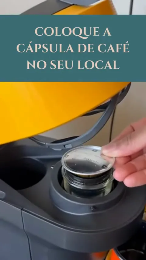 Inserção da cápsula no compartimento da Nespresso Vertuo Pop