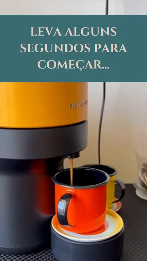 Cafeteira Nespresso Vertuo Pop extraindo café diretamente na xícara