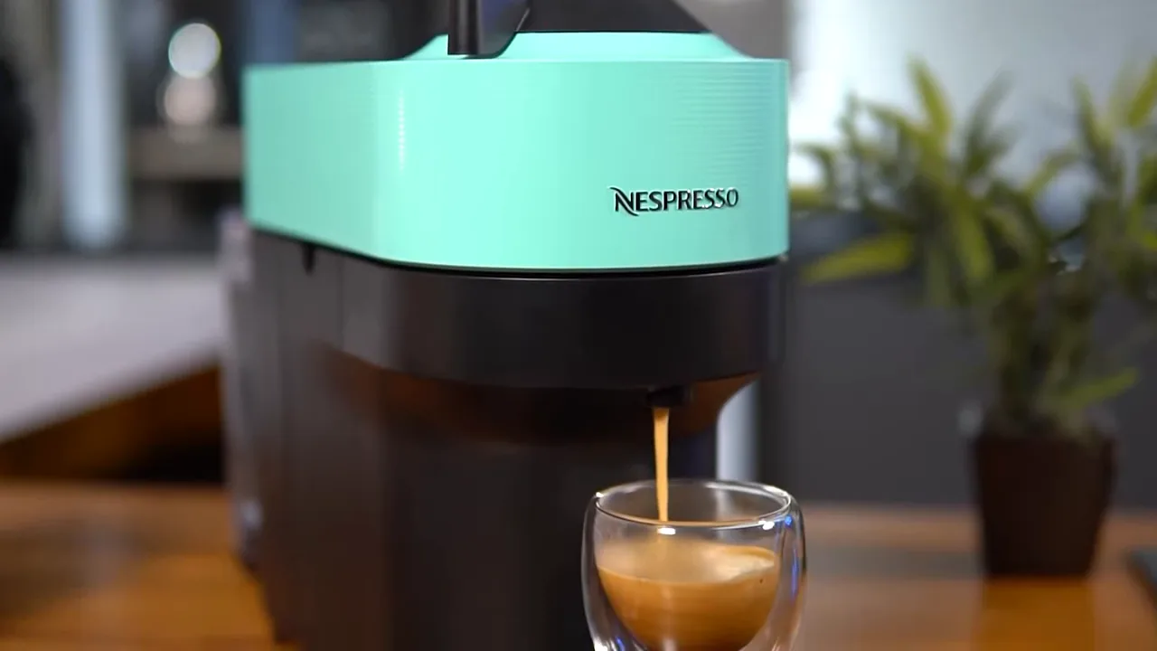 Nespresso Vertuo Pop preparando espresso com fluxo contínuo e crema