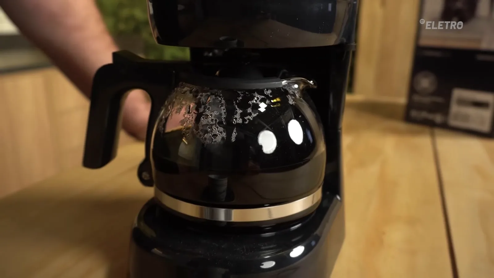 Cafeteira Electrolux ECM10 mantendo o café aquecido na jarra