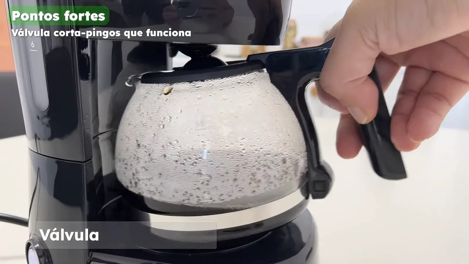 Válvula corta-pingos impede vazamento ao retirar a jarra da cafeteira