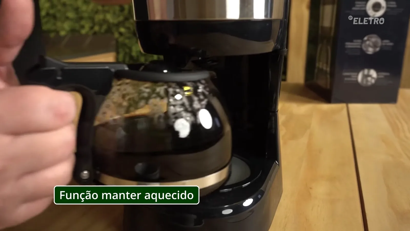 Jarra de vidro posicionada na base da cafeteira ECM10