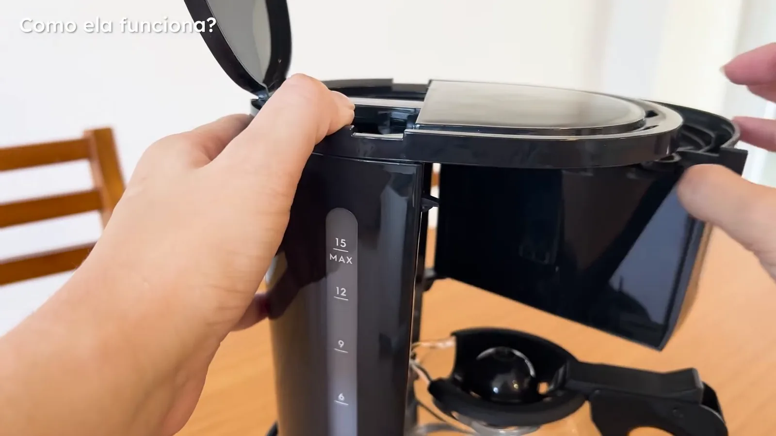 Filtro permanente da cafeteira preenchido com pó de café