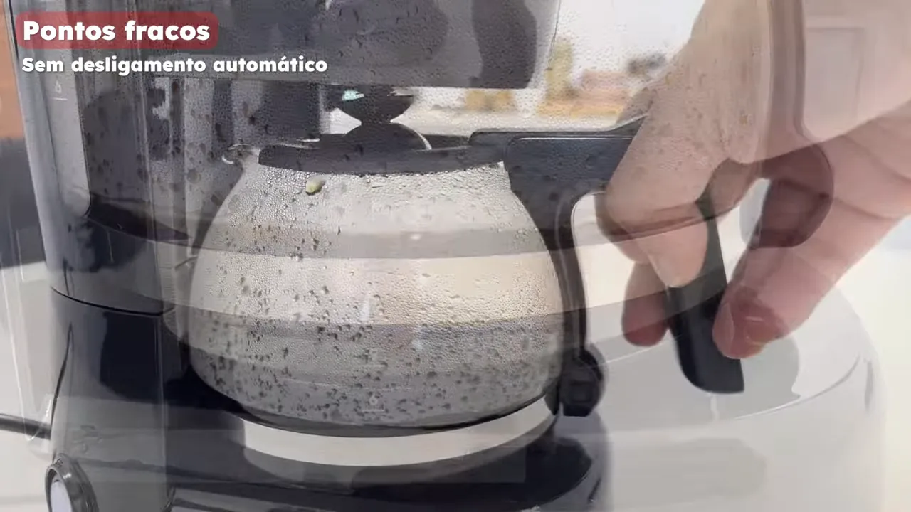 Jarra com café quente retirada da base aquecedora da cafeteira Electrolux