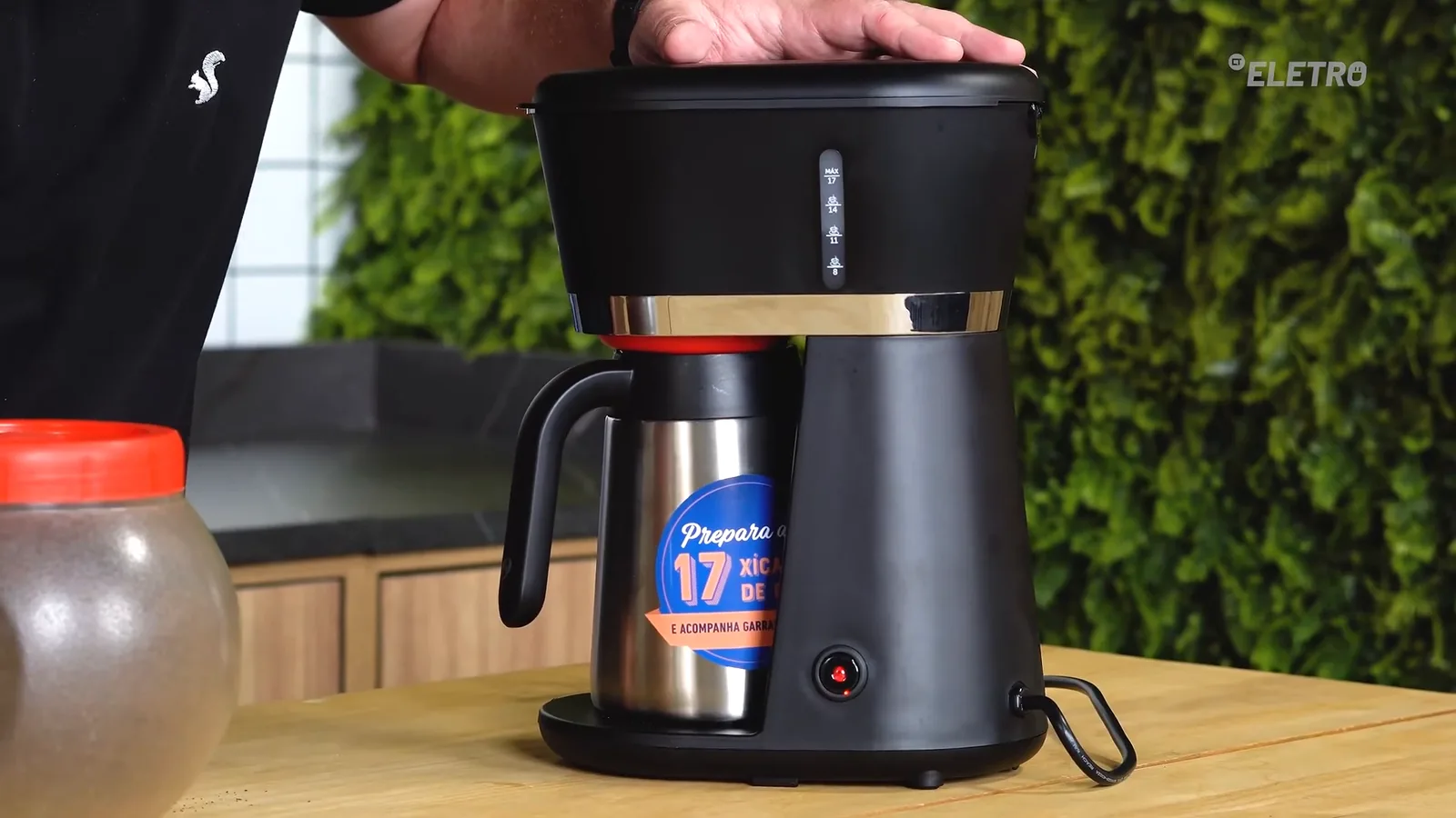 Botão liga e desliga luminoso acionado na base da cafeteira