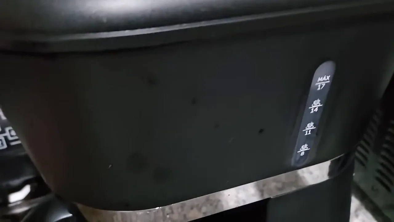 Cafeteira elétrica Oster em funcionamento passando água para a jarra térmica