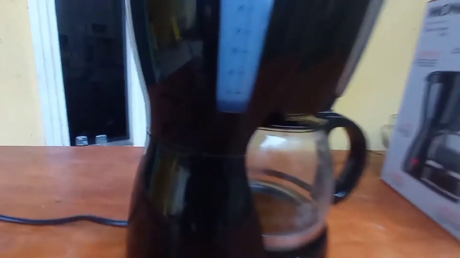 Cafeteira elétrica Mondial Dolce Arome filtrando café na jarra de vidro