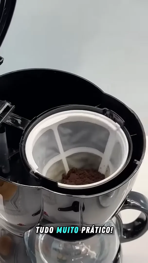 Adição de pó no filtro permanente lavável da cafeteira elétrica