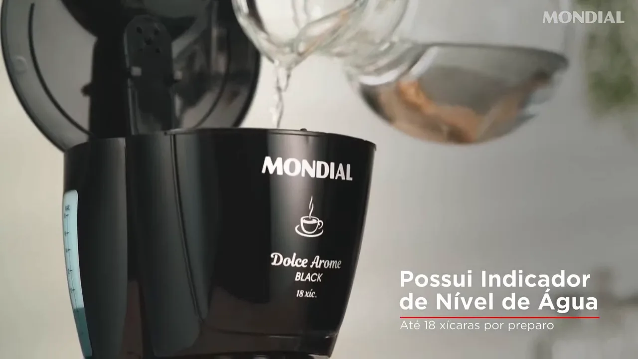 Abastecendo o reservatório de água da cafeteira elétrica Mondial
