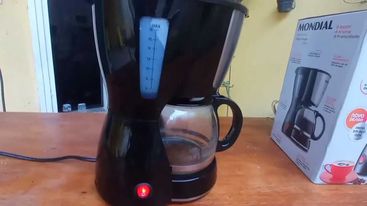 Cafeteira elétrica Mondial em funcionamento passando café para a jarra