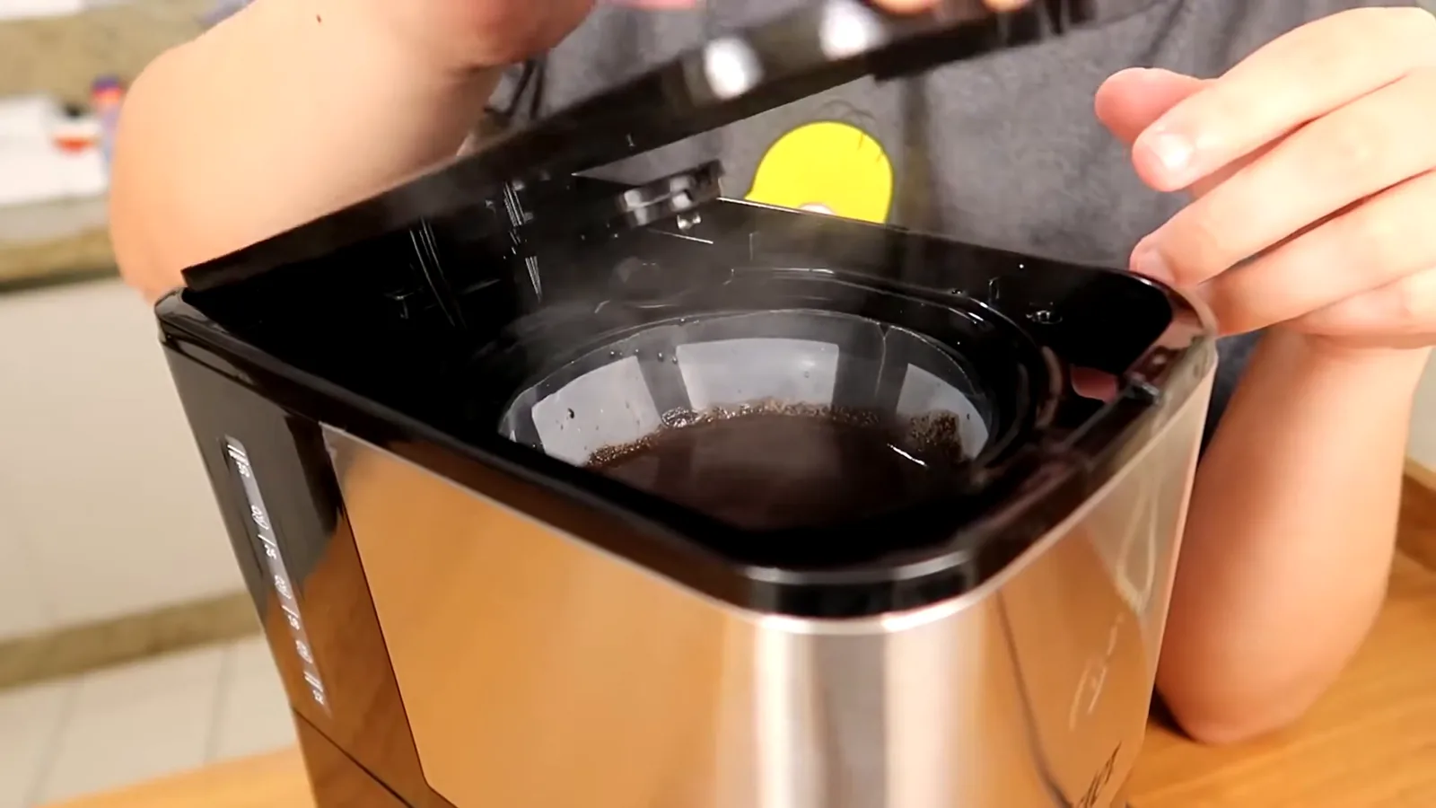 Café sendo coado no filtro permanente com vapor aparente