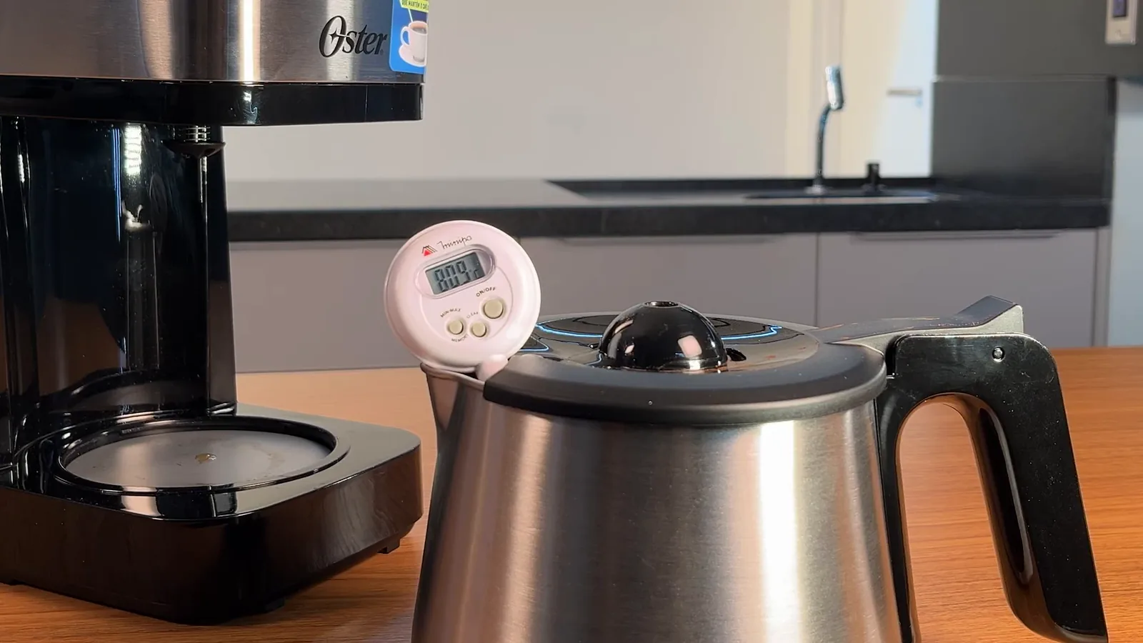 Aferição de temperatura do café pronto na jarra de inox