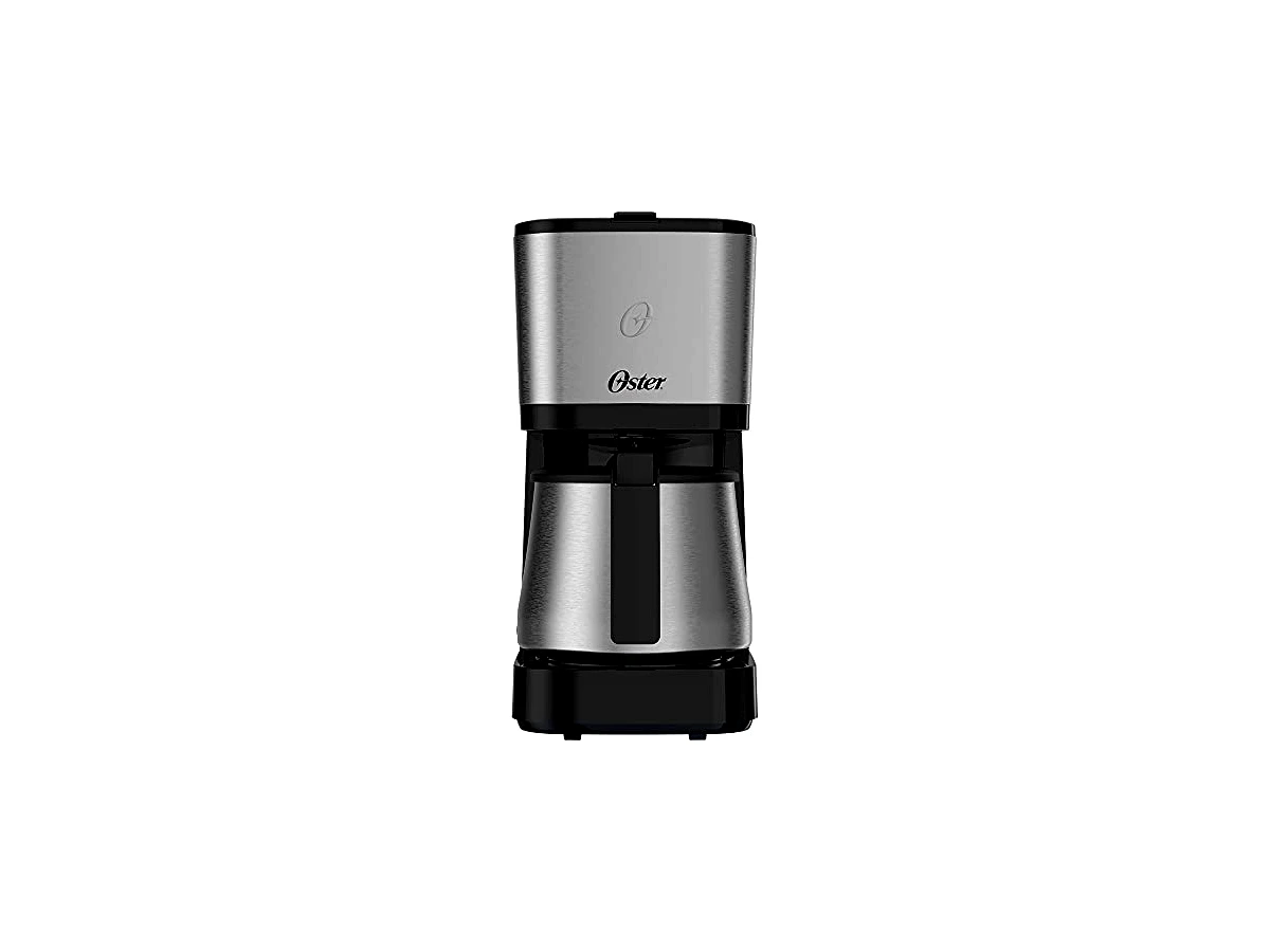 Cafeteira elétrica 32 xícaras 750W Oster Inox OCAF650. Potência e rendimento anunciados confirmados.