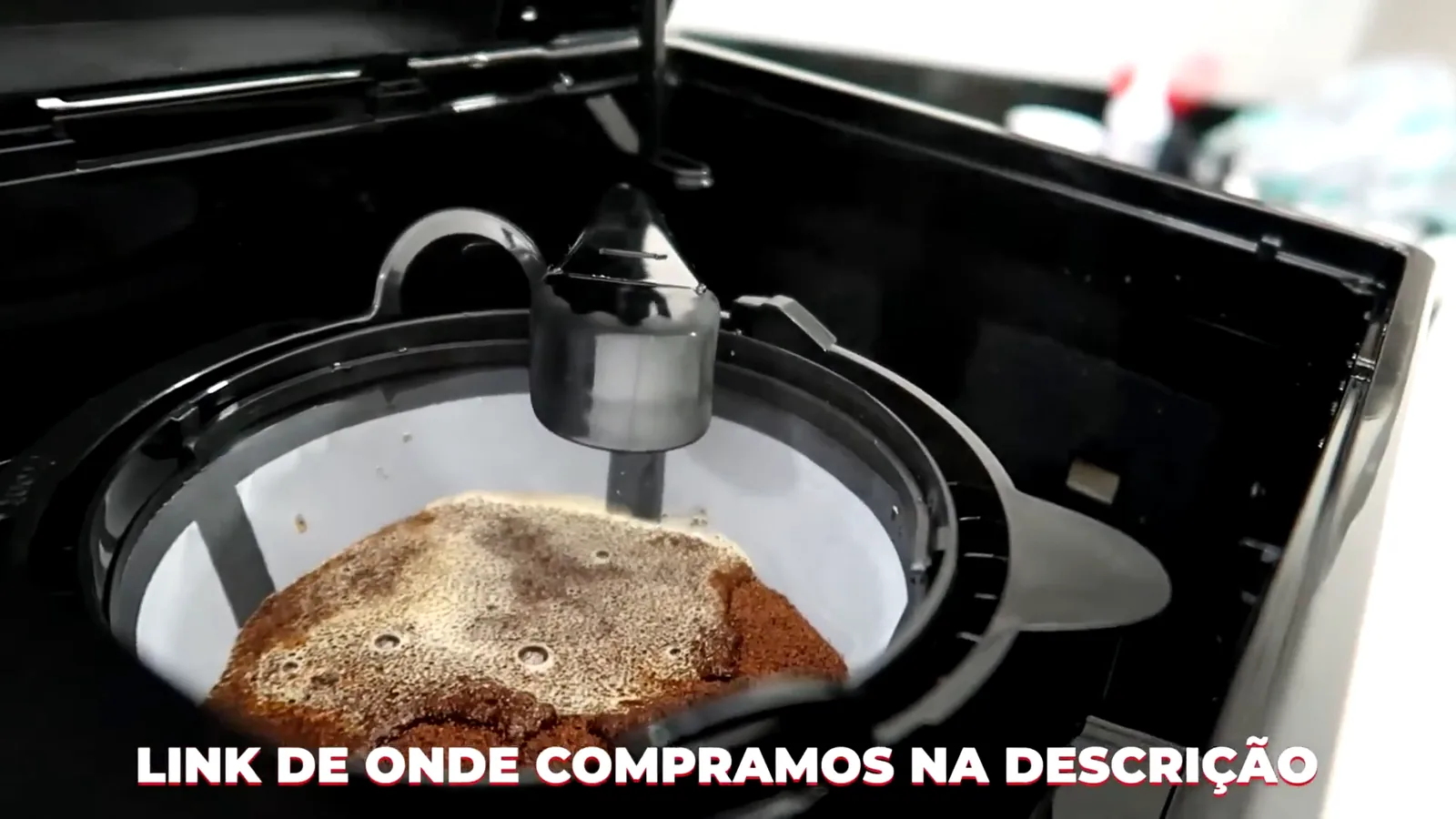 Cafeteira elétrica dosando água quente sobre o pó de café
