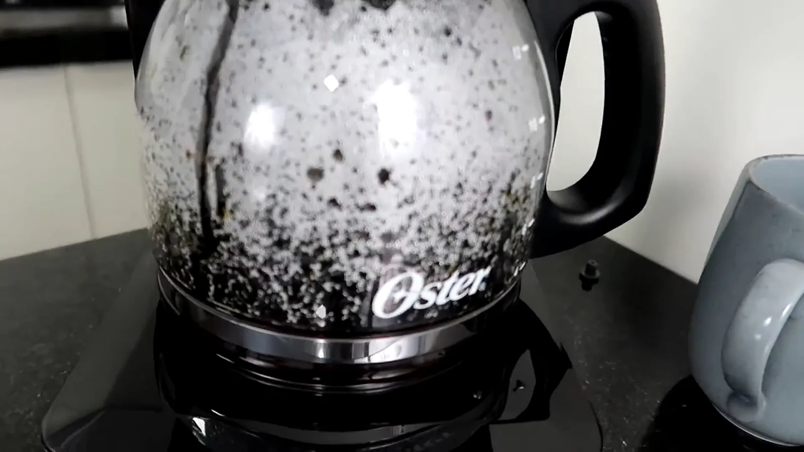 Jarra de vidro recebendo o café na base de aquecimento