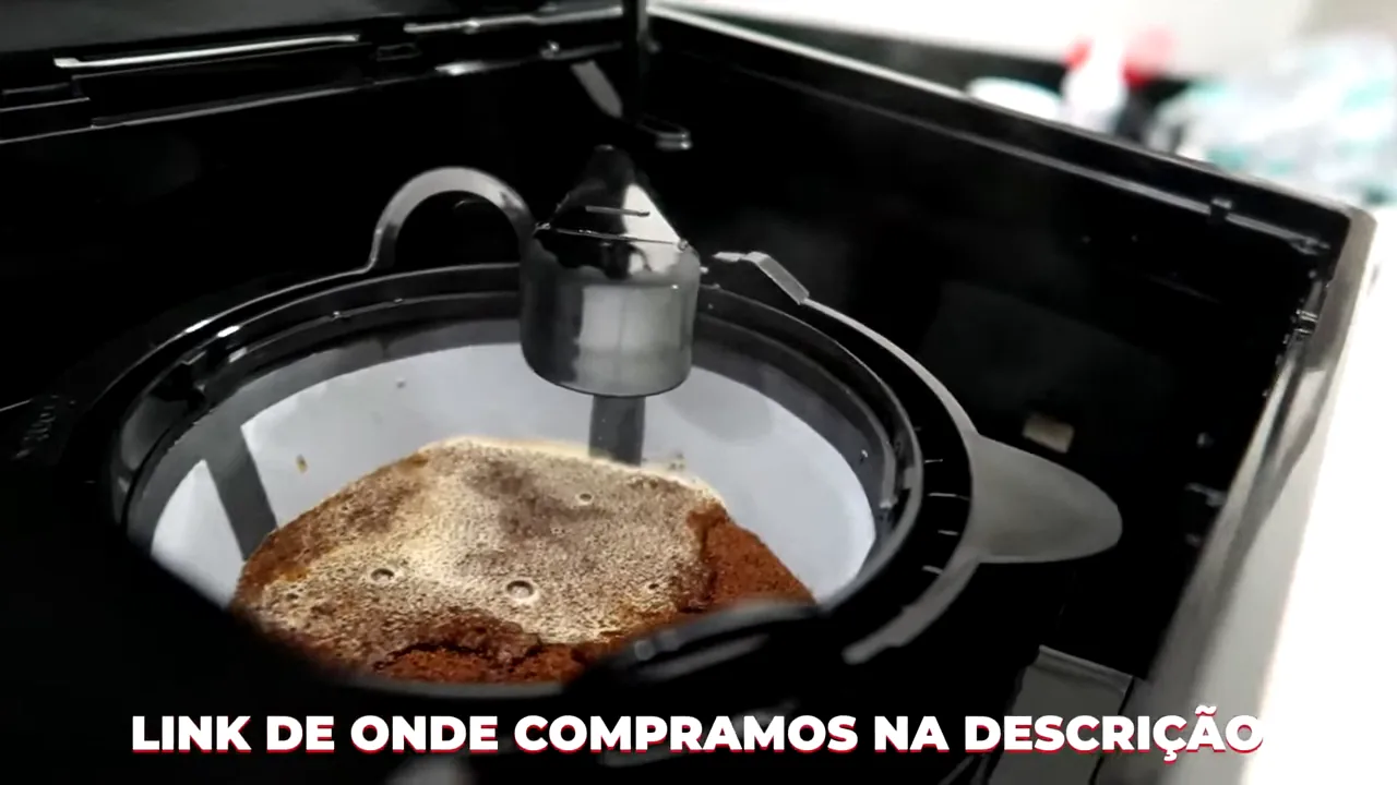 Água quente passando pelo pó de café no filtro interno