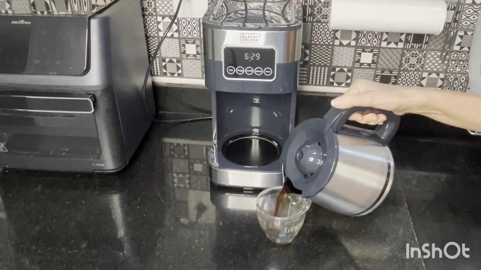 Servindo café recém-passado da jarra de inox na xícara