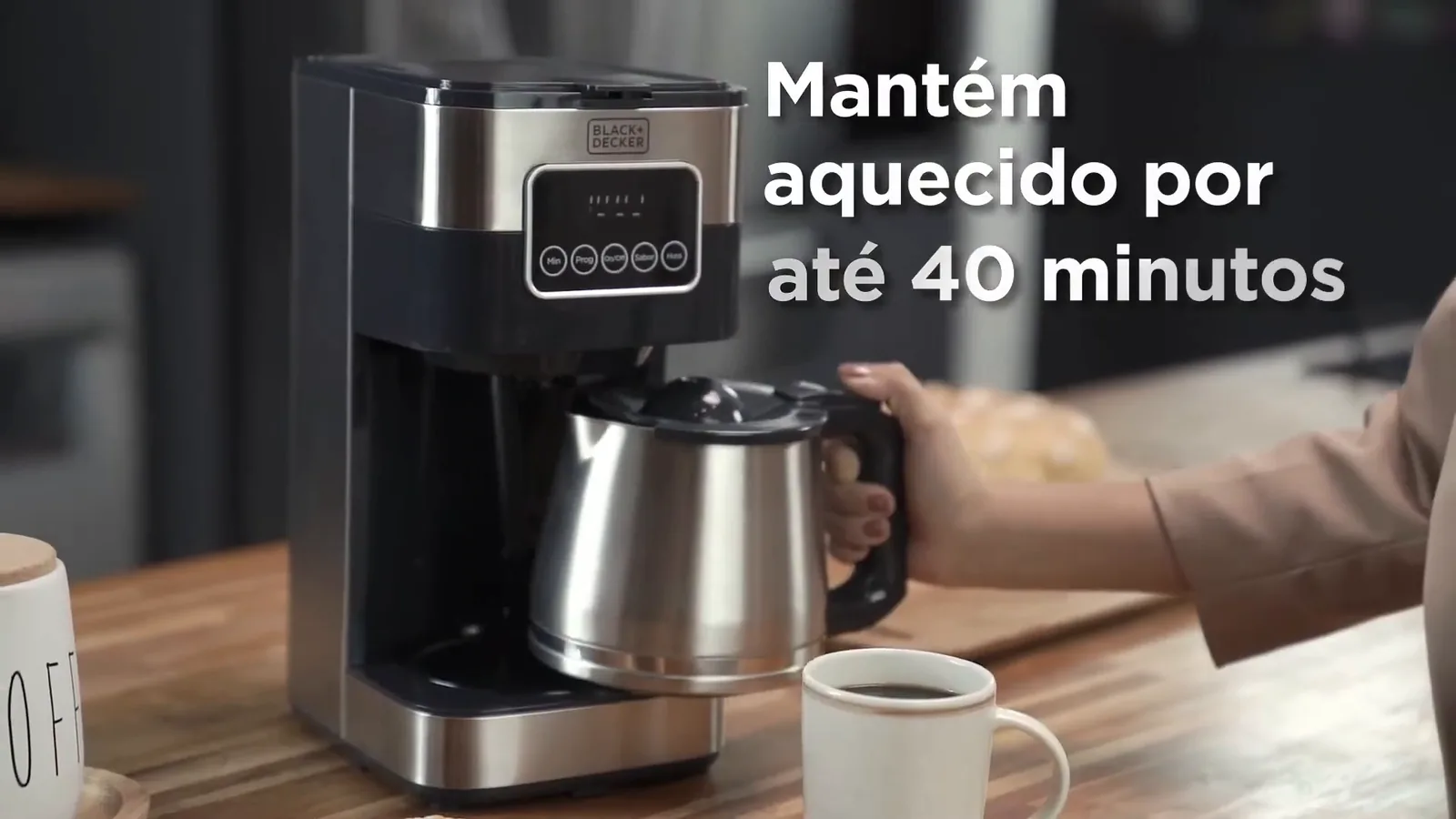 Jarra de inox colocada na base aquecedora da cafeteira