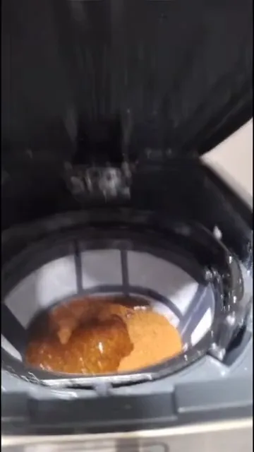 Água quente sendo distribuída sobre o pó na função sabor