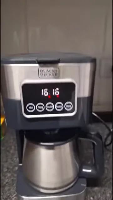 Cafeteira Black+Decker em funcionamento com painel digital iluminado