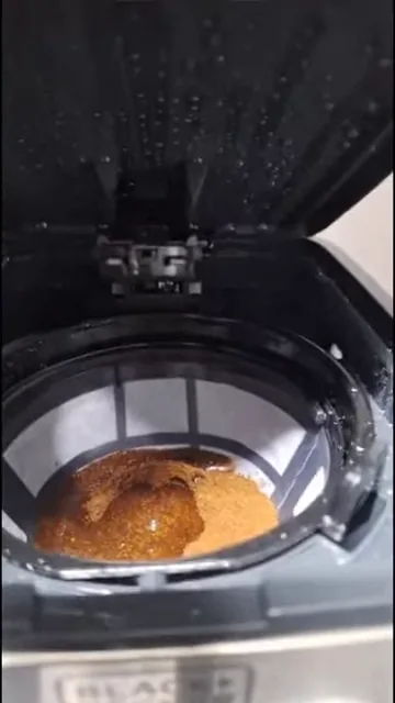 Fluxo de água quente caindo sobre o pó de café