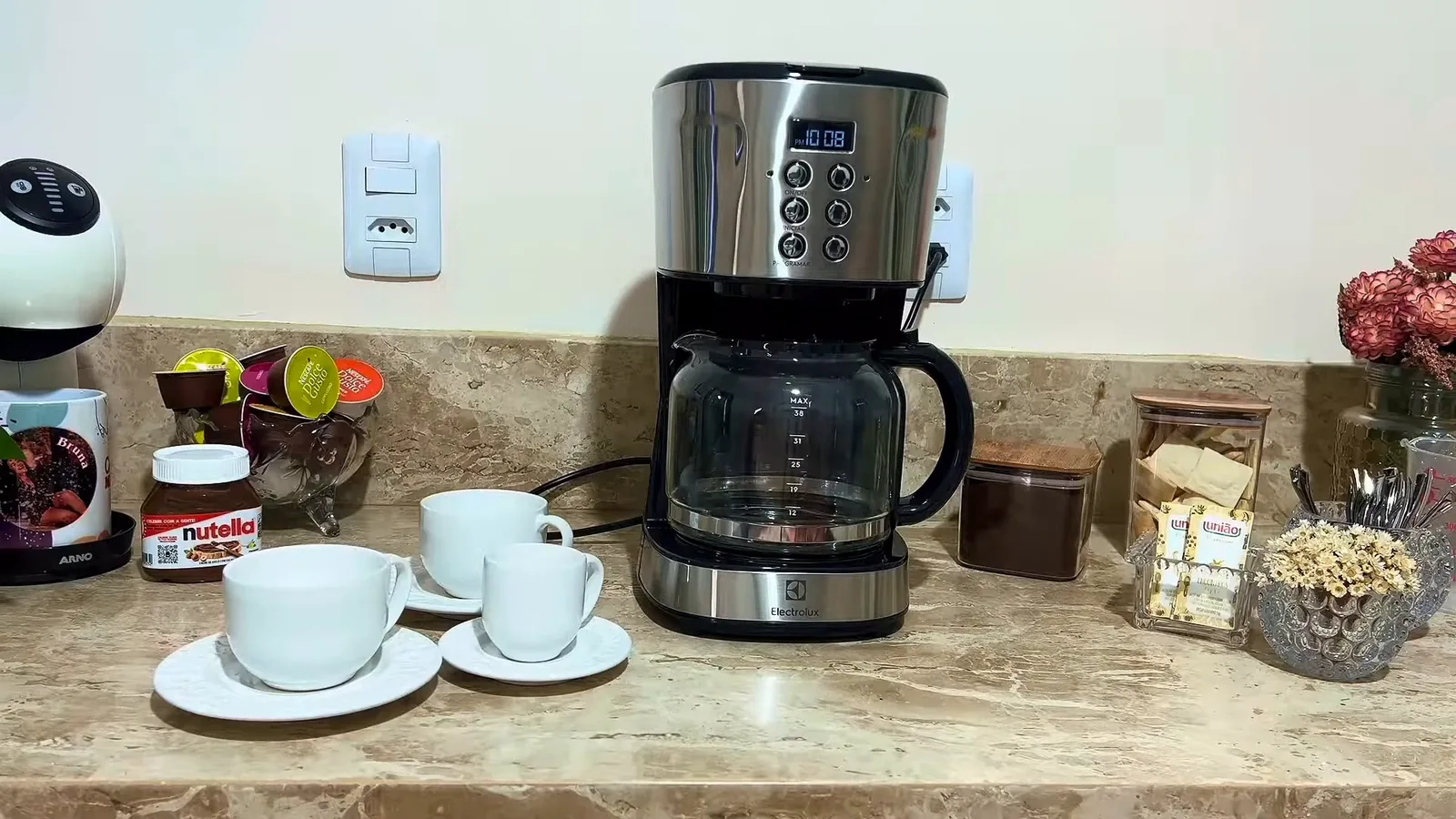 Cafeteira elétrica em funcionamento passando café quente diretamente na jarra