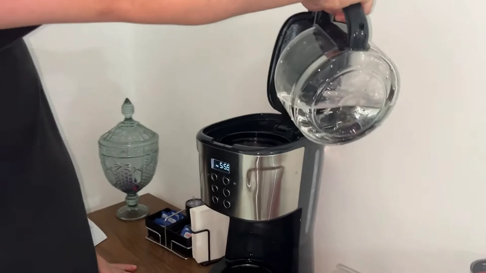 Abastecimento de água no reservatório da cafeteira elétrica Electrolux ECM30