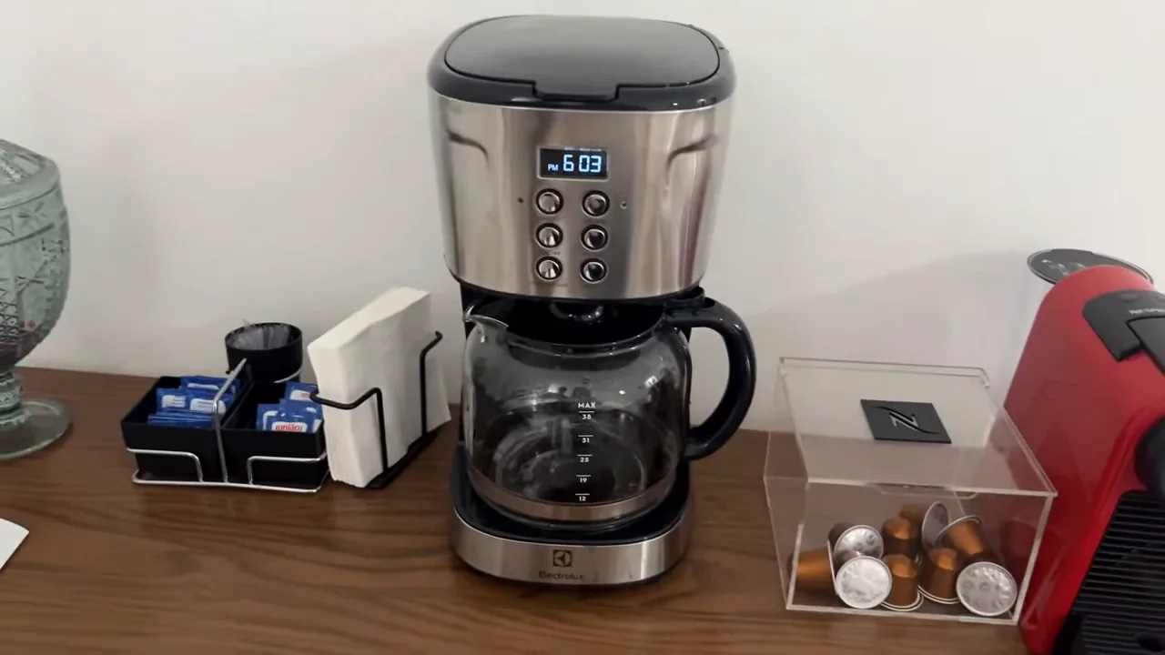 Cafeteira elétrica Electrolux ECM30 filtrando café na jarra de vidro
