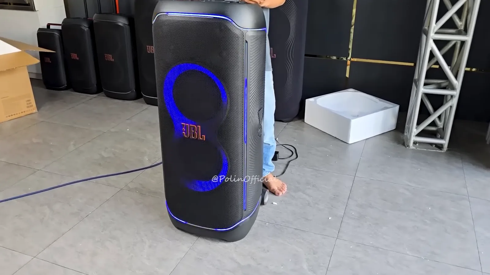 Caixa JBL PartyBox Ultimate ligada com iluminação RGB frontal ativa