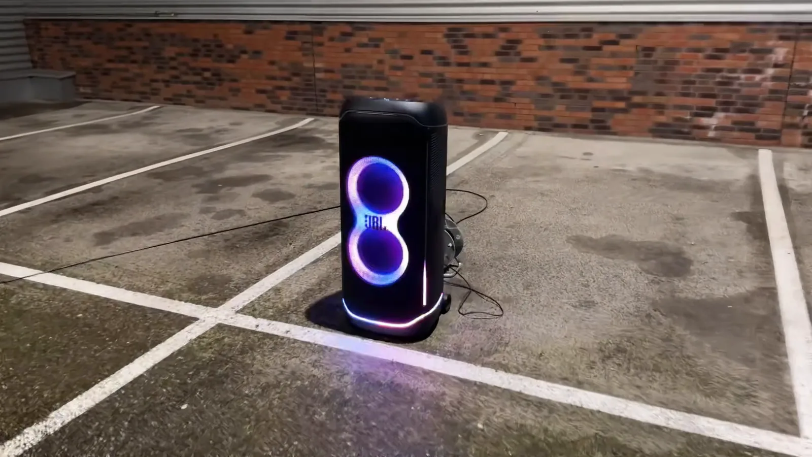 Torre de som JBL PartyBox Ultimate em teste em pátio aberto