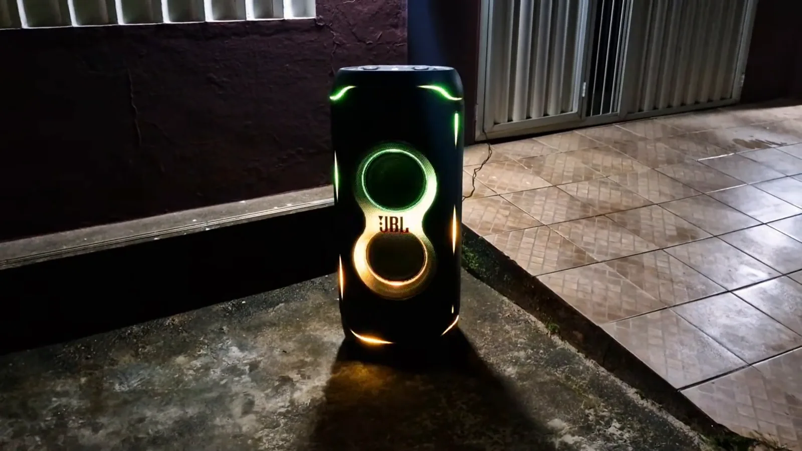 Caixa PartyBox Ultimate com iluminação LED dinâmica ativa em área externa