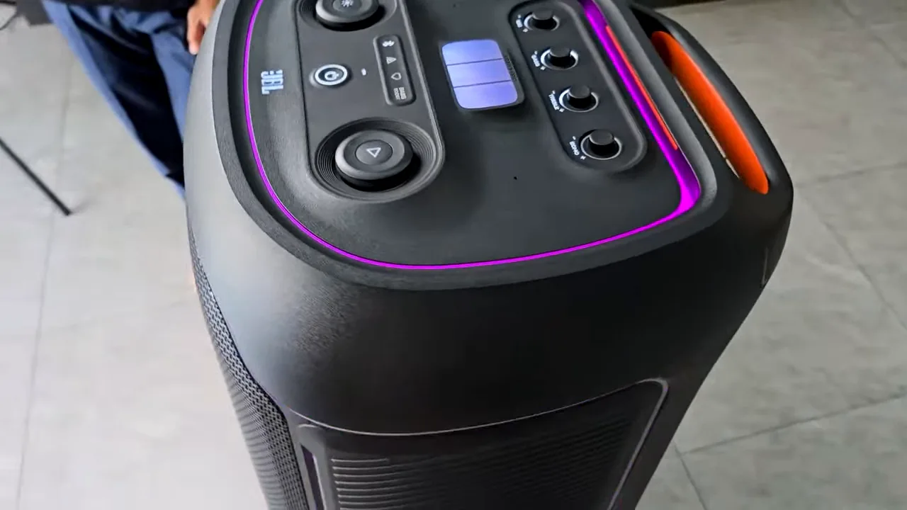 PartyBox Ultimate reproduzindo som com iluminação dinâmica nos alto-falantes